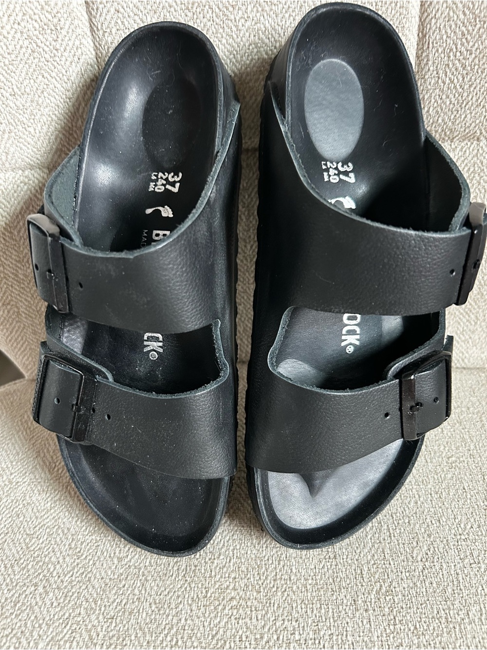 Birkenstock Black Arizona Sandals
🔵No foul odor
🔴Stepped in gum. Sole cleaned.